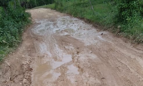 Jalan Rusak Parah, Masyarakat Desa Tlambah di Sampang Kecewa Karena Pemerintah Tidak Kunjung Memperbaikinya