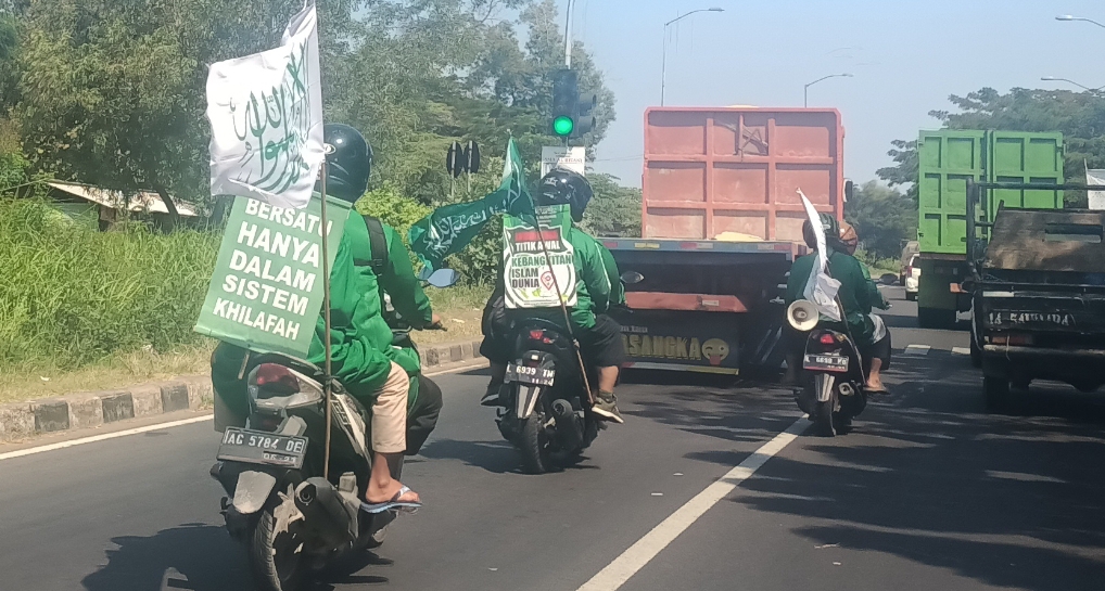 Sejumlah Kelompok Khilafah Melakukan Konvoi di Tol Suramadu Menuju Surabaya