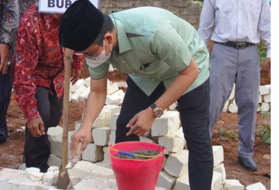Ra Latif Imron Letakkan Batu Pertama Pembangunan TK Dharma Wanita di Desa Jaddih