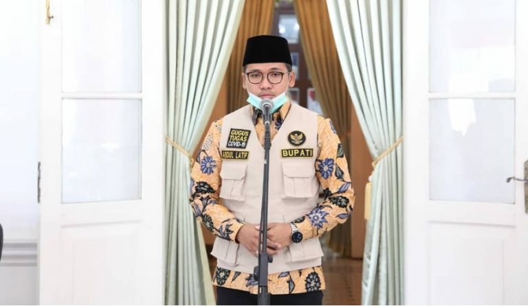 Ra Latif Imron Kunjungi Warga yang Lakukan Isolasi Mandiri dan Berikan Sembako