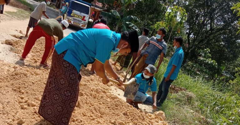 KNPI Kokop Tambal Jalan Poros Kabupaten yang Rusak Parah