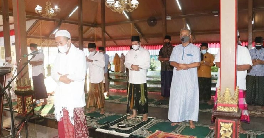 PPKM DARURAT: Bupati Bangkalan Laksanakan Salat Idul Adha di Pendopo Agung
