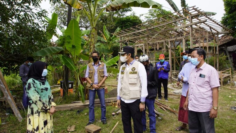 Bupati Bangkalan Kunjungi Warga Galis yang Terkena Puting Beliung dan Pondok Pesantren
