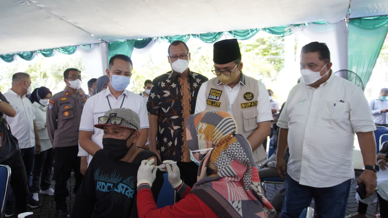 Bupati Bangkalan Ra Latif Imron Tinjau Pelaksanaan Vaksinasi di BPJS Ketenagakerjaan