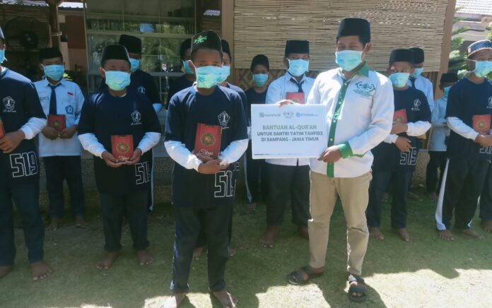 NU Care-Lazisnu Sampang Salurkan 201 Alquran untuk Santri Yatim dan Duafa