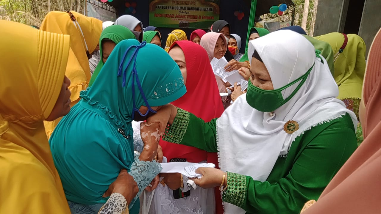 Muslimat NU Sentol Pademawu Pamekasan Santuni 250 Janda dan 35 Anak Yatim