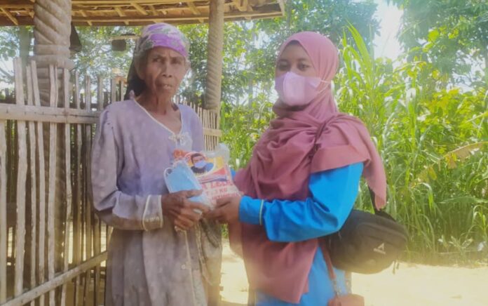 Kerjasama dengan KONI Bangkalan, KNPI Kokop Bagikan Sembako dan Masker