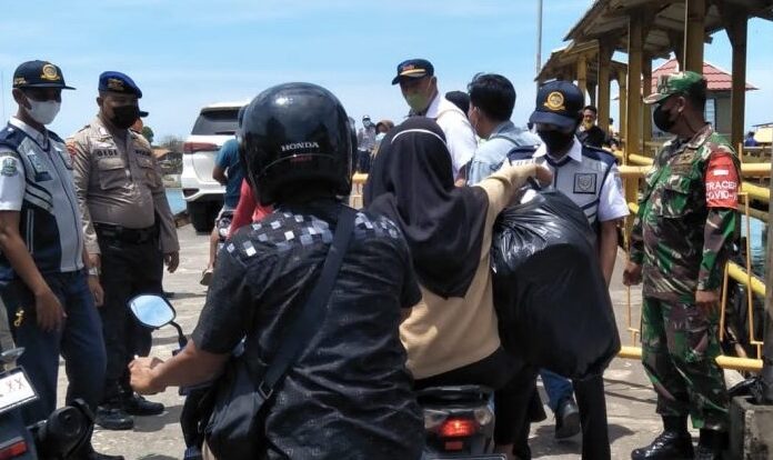 Penumpang Kapal Tongkang Jurusan Kalianget Sumenep Harus Tunjukkan Kartu Vaksin