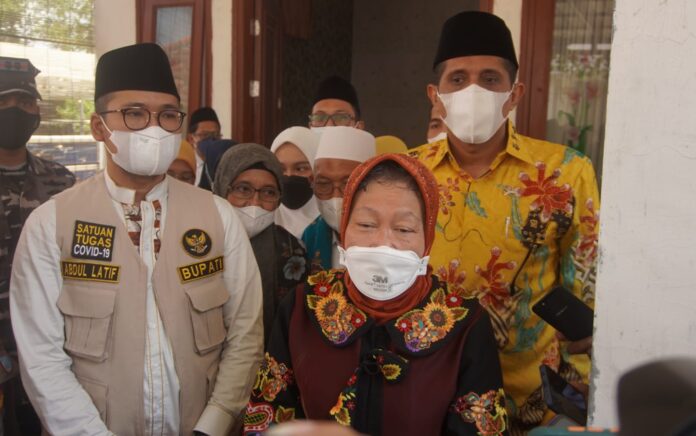 Mensos Risma Pantai Vaksinasi Massal di Bangkalan