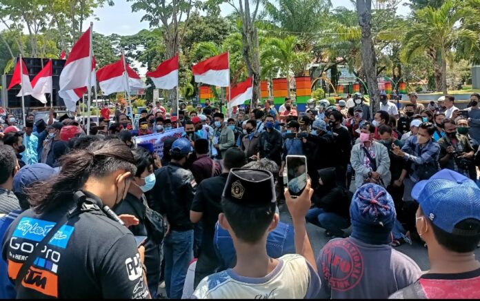 Aliansi Masyarakat Sampang Demo Kantor Bupati, Desak SK Pilkades 2025 Segera Dicabut