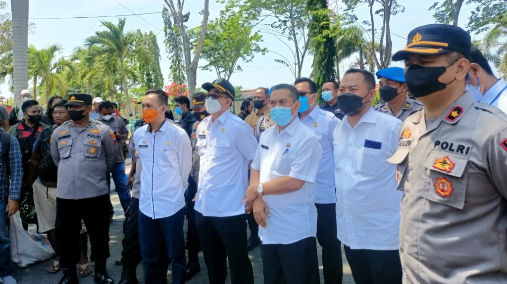 Aliansi Masyarakat Sampang Demo Kantor Bupati, Desak SK Pilkades 2025 Segera Dicabut