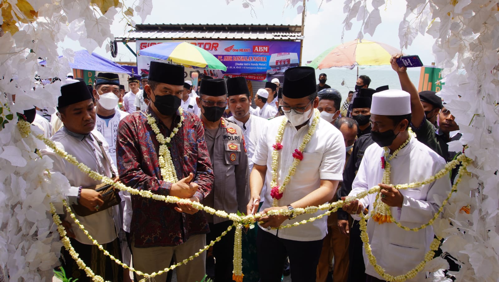 Bupati Bangkalan Ra Latif Imron Resmikan Masjid Baitul Ma'mur dan Pesantren Tahfidz