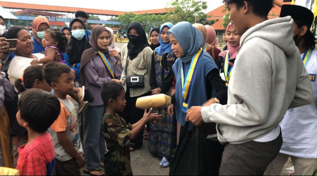 Peringati Harlah Kopri ke-54, Korps PMII Putri Rayon Alhasany Bagikan Hijab ke Masyarakat