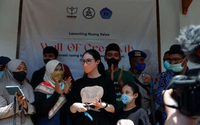 Arumi Bachsin Lakukan Renovasi Sekolah Bersama Komunitas Lokal Pamekasan