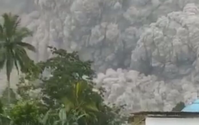 BREAKING NEWS: Gunung Semeru Alami Erupsi, Warga Berlarian