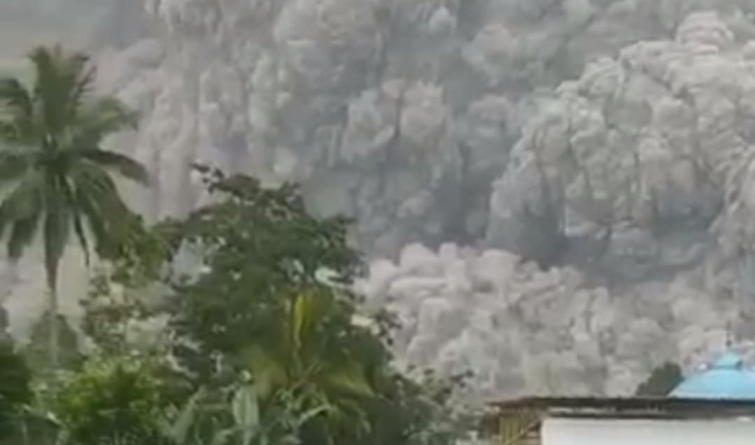 BREAKING NEWS: Gunung Semeru Alami Erupsi, Warga Berlarian