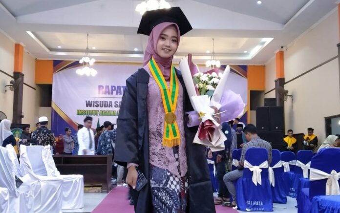 Cerita Wisudawan Terbaik IAI Nazhatut Thullab, Aktif di PMII dan Raih IPK Tertinggi