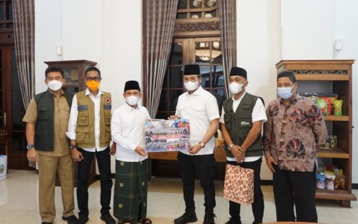 Ra Latif Imron Serahkan Bantuan Setengah Miliar ke Pemkab Lumajang Hasil Patungan Siswa-Siswi