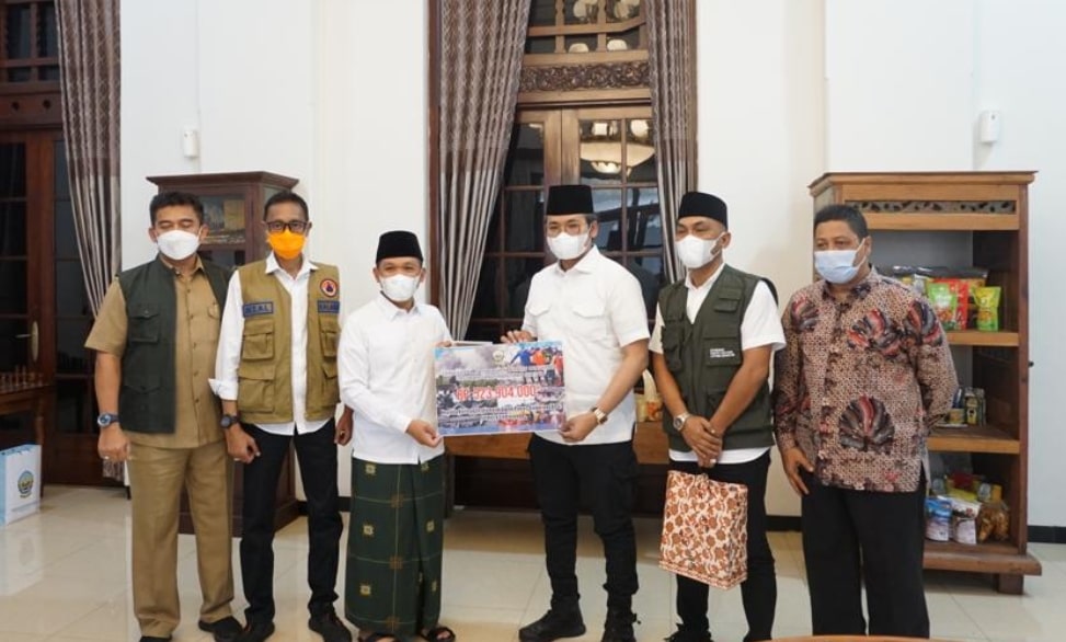 Ra Latif Imron Serahkan Bantuan Setengah Miliar ke Pemkab Lumajang Hasil Patungan Siswa-Siswi