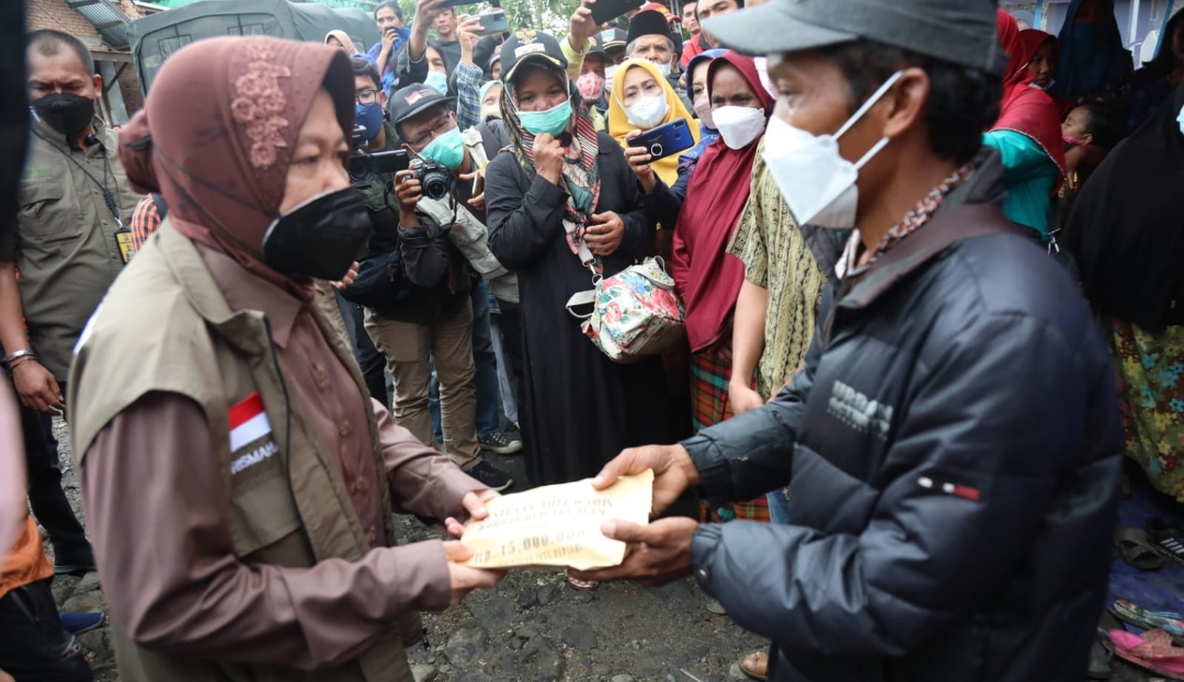 Mensos Risma Pastikan Warga Terdampak Gempa Bumi di Pasaman Barat Dapat Bantuan