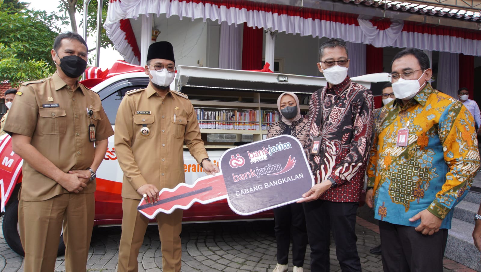 Bupati Bangkalan Terima CSR Mobil Perpustakaan Keliling dari Bank Jatim