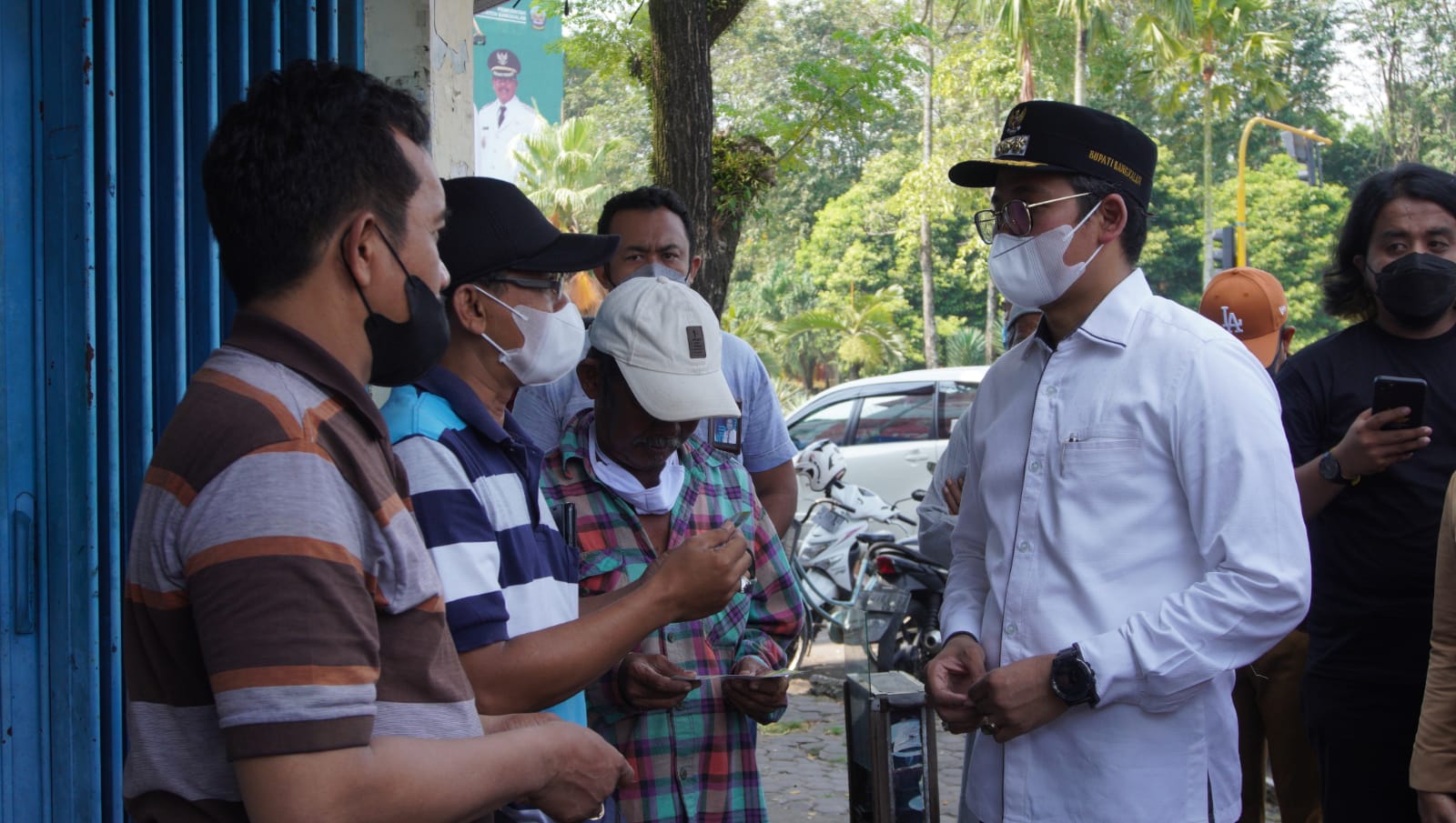 Bupati Bangkalan Ra Latif Berikan Bantuan Modal bagi Pelaku Usaha Mikro dan PKL