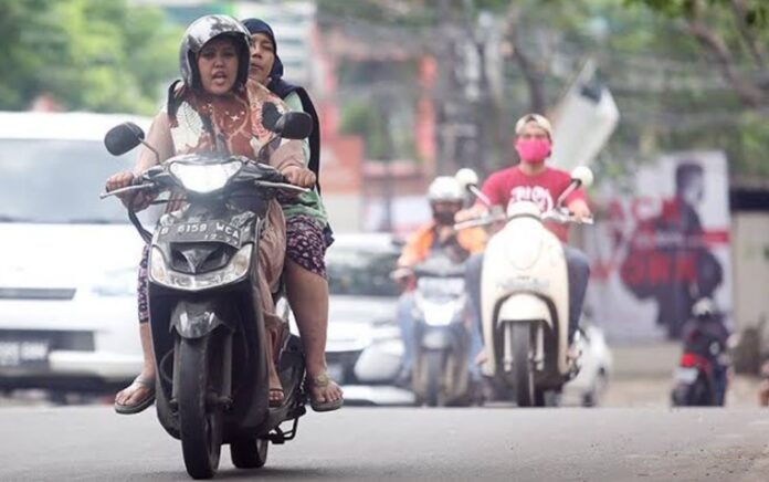 Alami Rem Blong, Truk Trailer Tabrak Motor di Sampang Sebabkan Pengendara Tewas