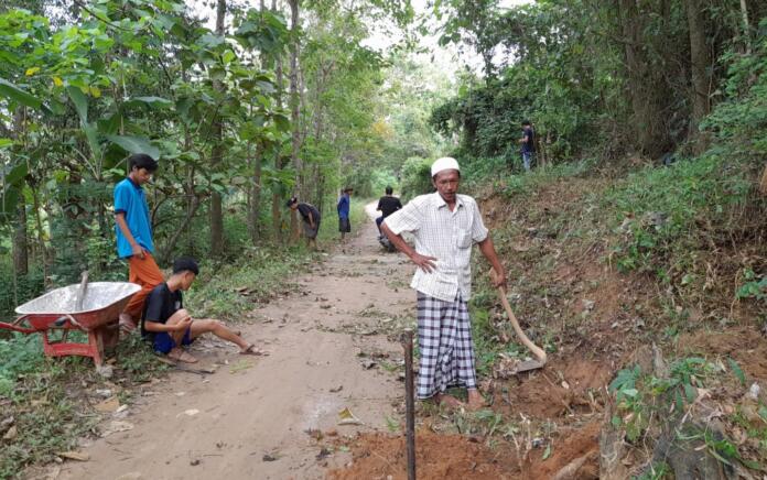 Al Mu'allimy Foundation Sampang Gagas Perbaikan Jalan Poros Desa
