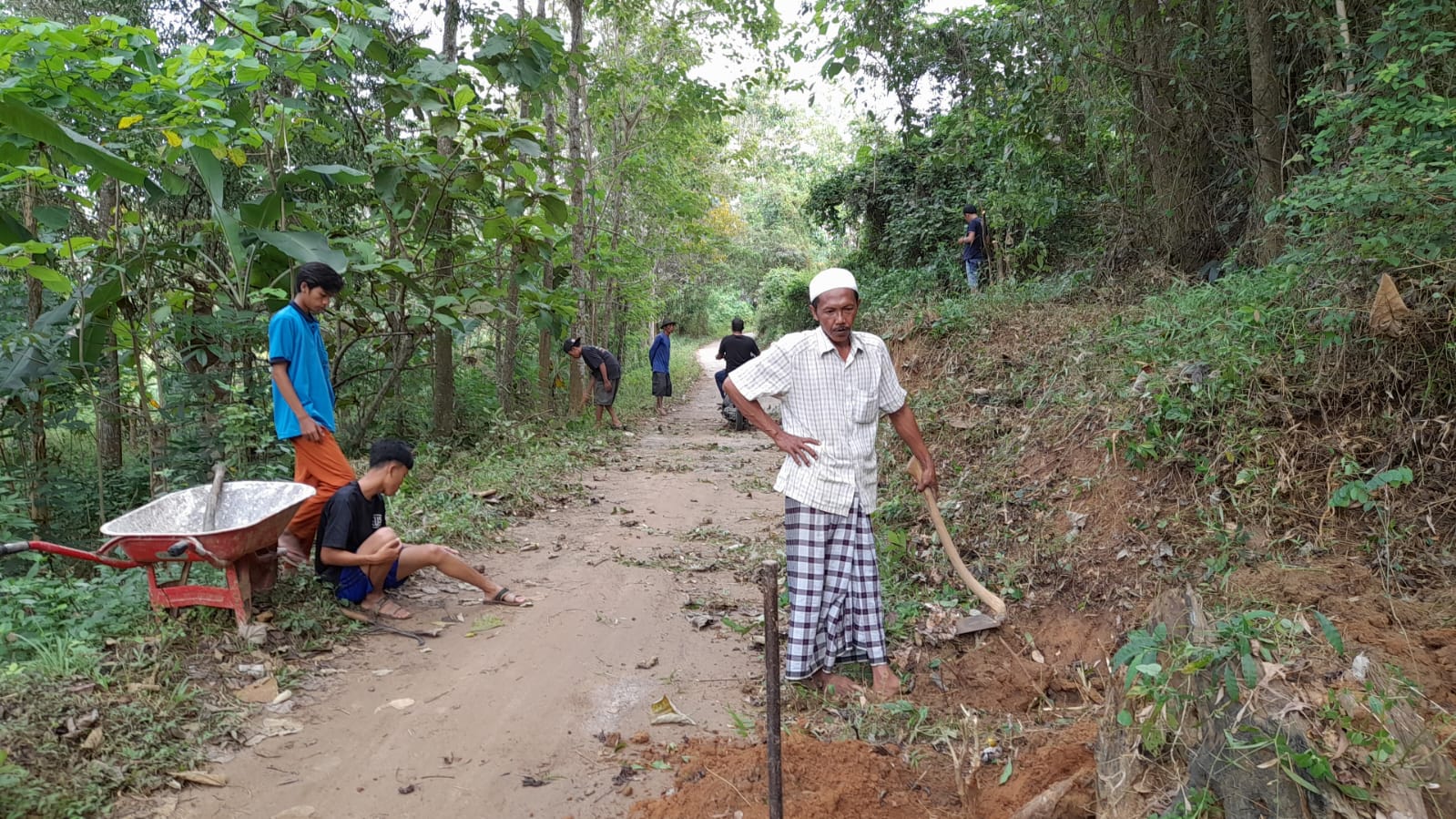 Al Mu'allimy Foundation Sampang Gagas Perbaikan Jalan Poros Desa