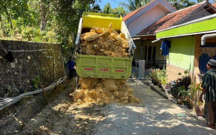 Warga Bangkes Pamekasan Perbaiki Jalan Secara Swadaya