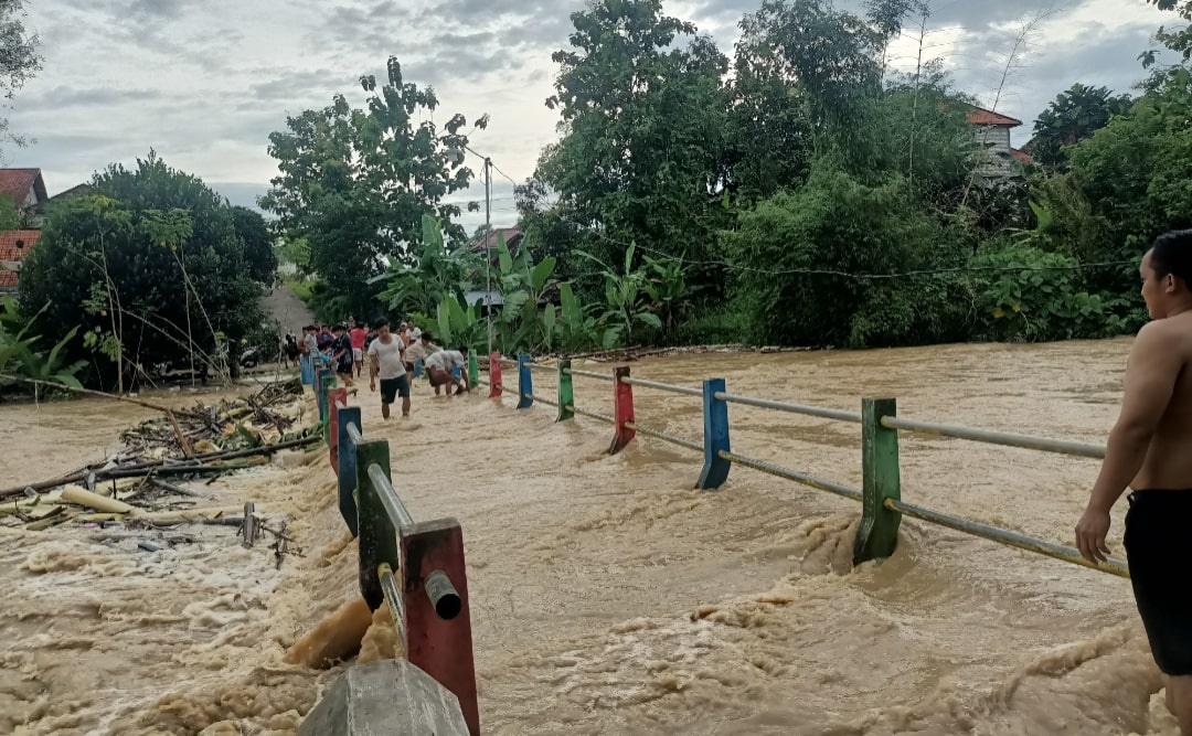 Air Sungai Meluap Hingga ke Jembatan, Pemkab Sampang Diminta Siap Siaga