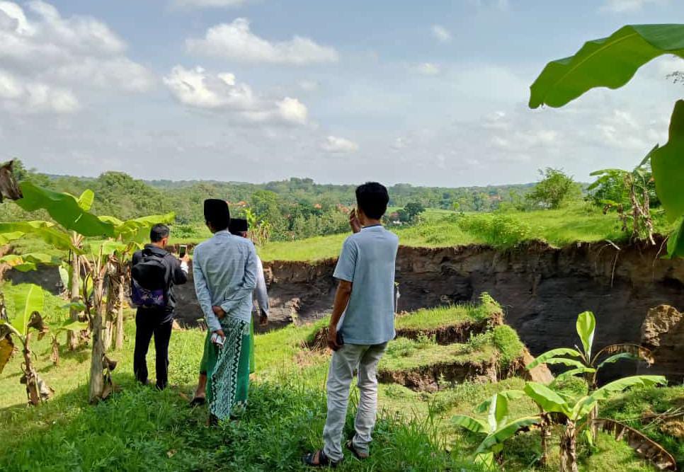 Lahan Milik Warga di Sampang Ambles Parah, Begini Ceritanya