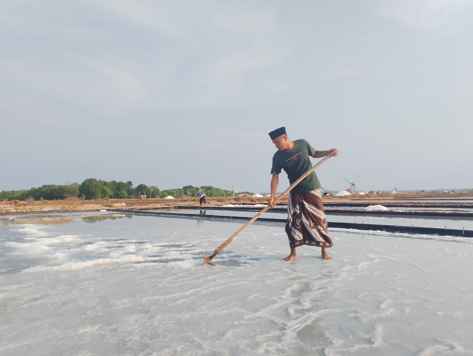 Petambak Garam di Sampang Apresiasi Sistem Pembelian PT UNICHEM