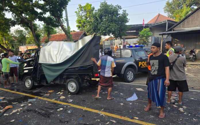 Adu Banteng Pick Up Box Vs Dump Truck di Jalan Torjun Sampang, Sopir Tewas Terjepit