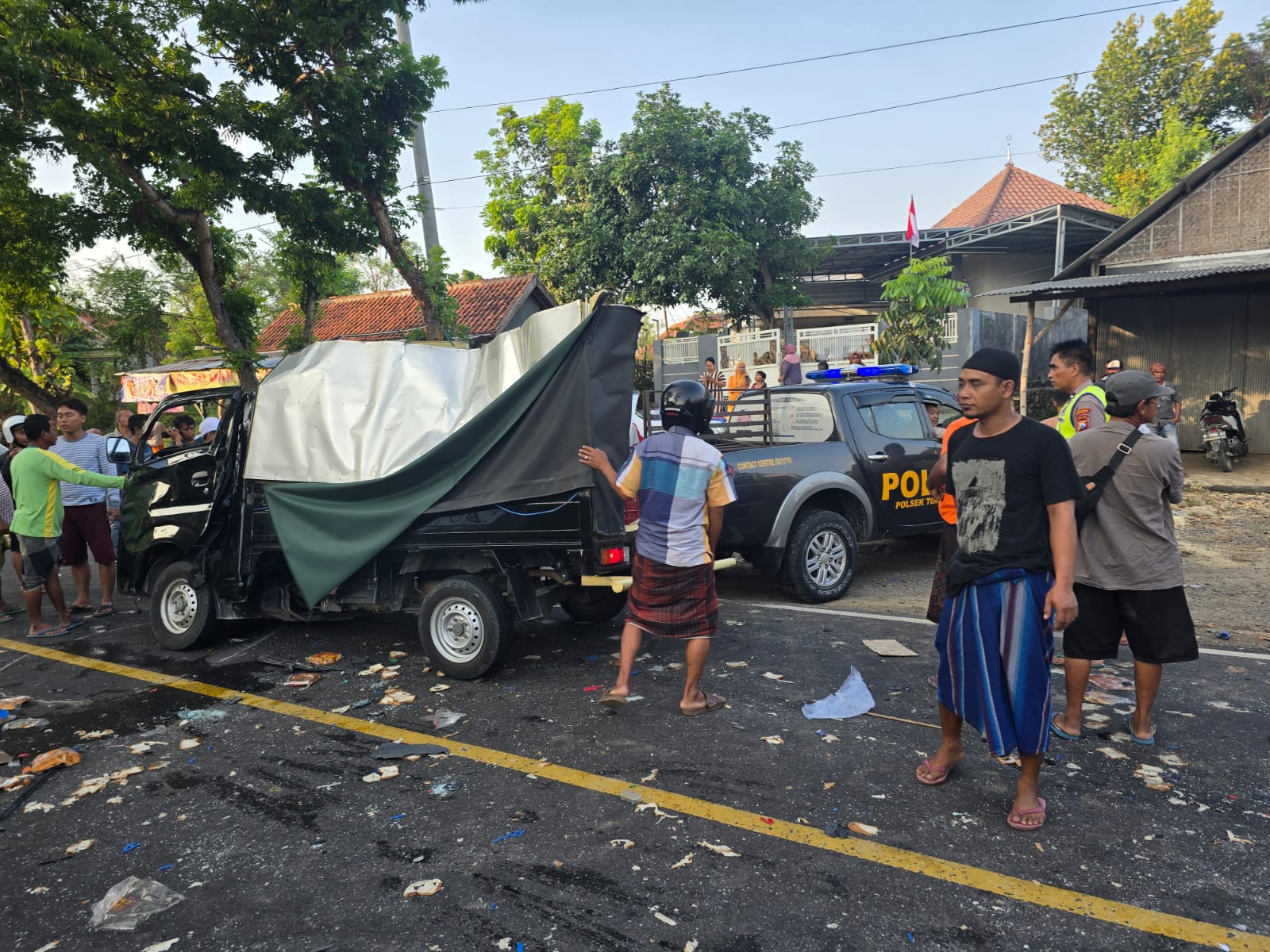 Adu Banteng Pick Up Box Vs Dump Truck di Jalan Torjun Sampang, Sopir Tewas Terjepit